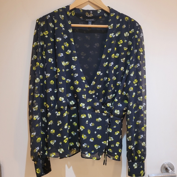 Banana Republic Anti-wrinkle wrap blouse in size XL - Picture 7 of 8